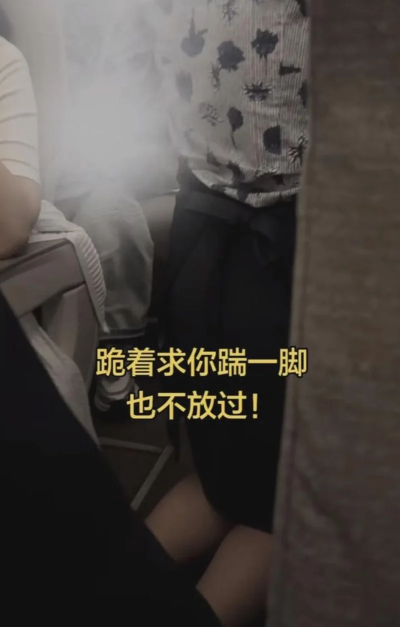 空乘下跪?东航客服:高度重视 还没有一个结果