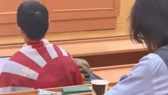 人民日报评“留学生披旭日旗”：时刻警惕“精日”分子的挑衅
