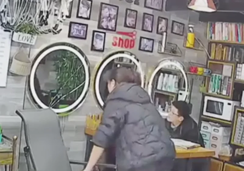 顾客理发时突发疾病死亡 店员“掐人中”施救反被索赔46万余元