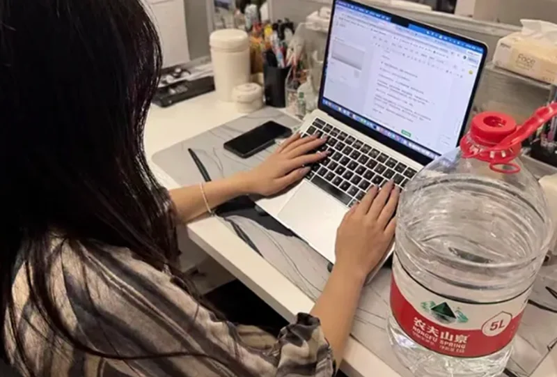 第一批喝大水的年轻人 已经通透了