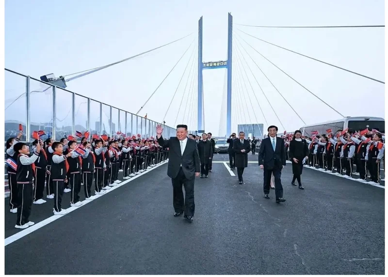法媒:金正恩过了鸭绿江 为何转了一圈就回去了？