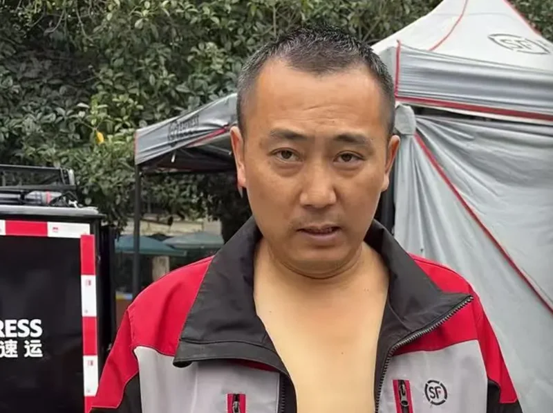 成都快递小哥入水救下跳河女子后 又默默回去派件