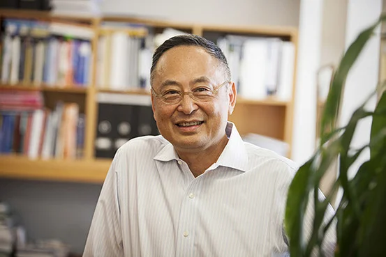 哈佛法学院刚收到史上最大一笔捐款 捐款人没有高中学位 哥哥是诺奖得主